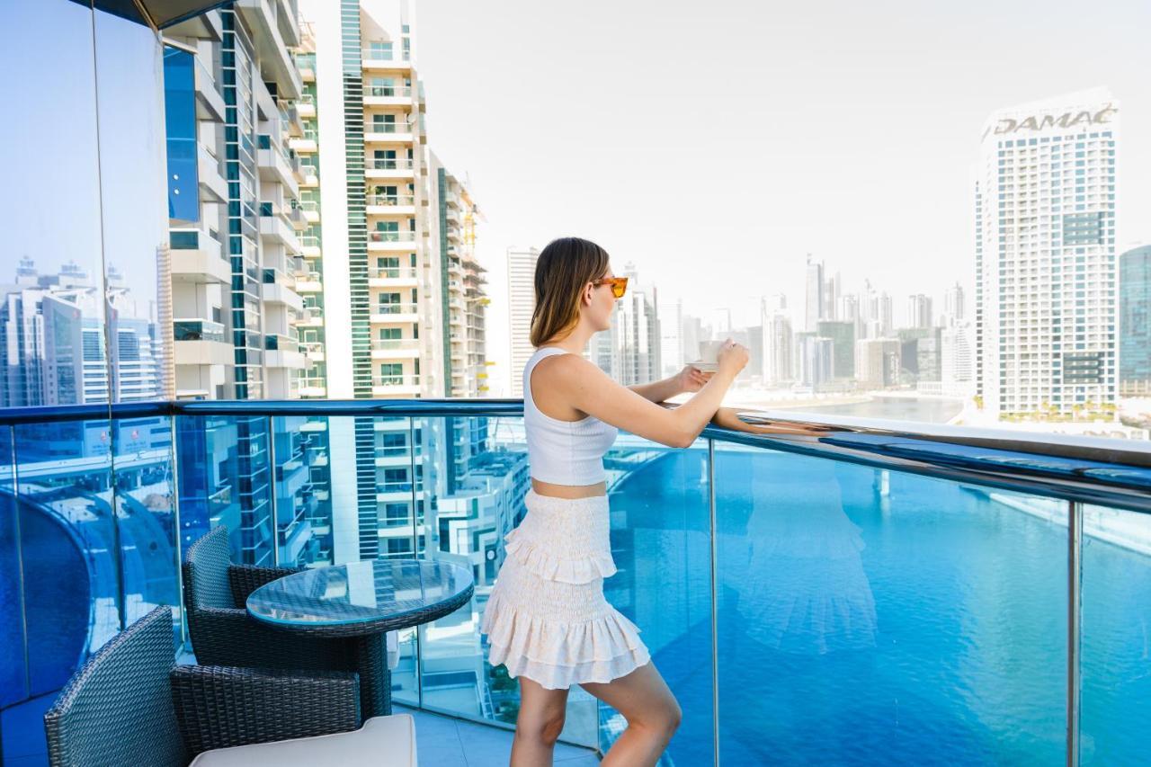 Hyde Hotel دبي المظهر الخارجي الصورة A woman on a balcony