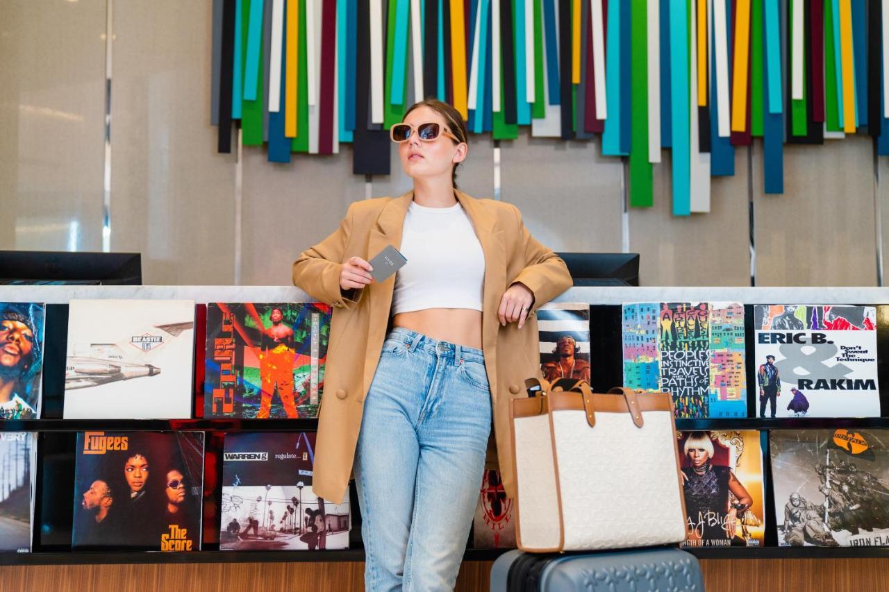 Hyde Hotel دبي المظهر الخارجي الصورة A woman shopping