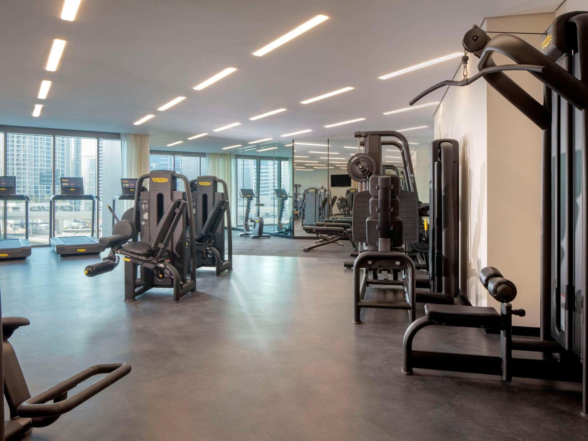Hyde Hotel دبي المظهر الخارجي الصورة The gym at the Ritz-Carlton, DIFC