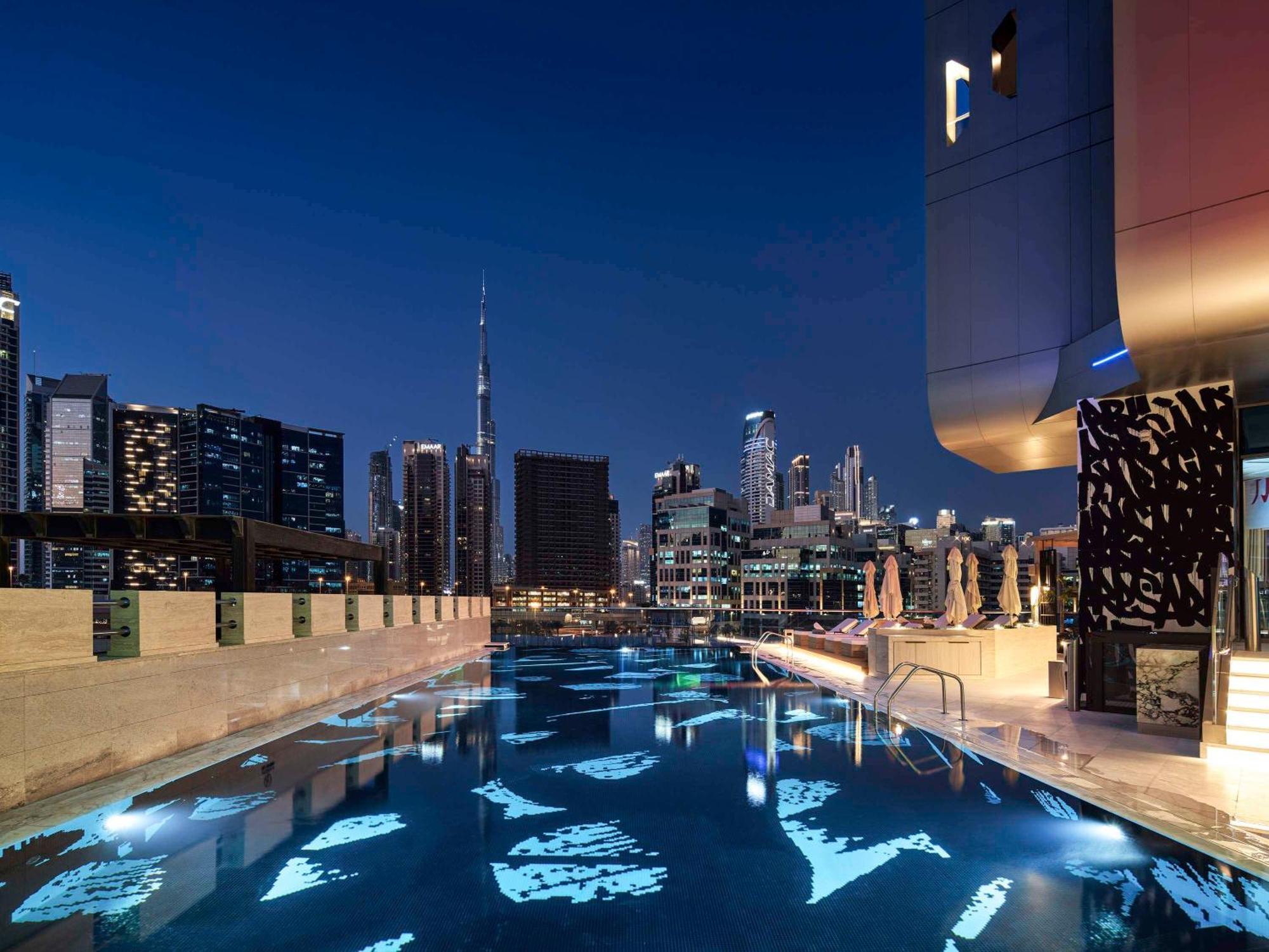 Hyde Hotel دبي المظهر الخارجي الصورة The pool at the rooftop of the hotel