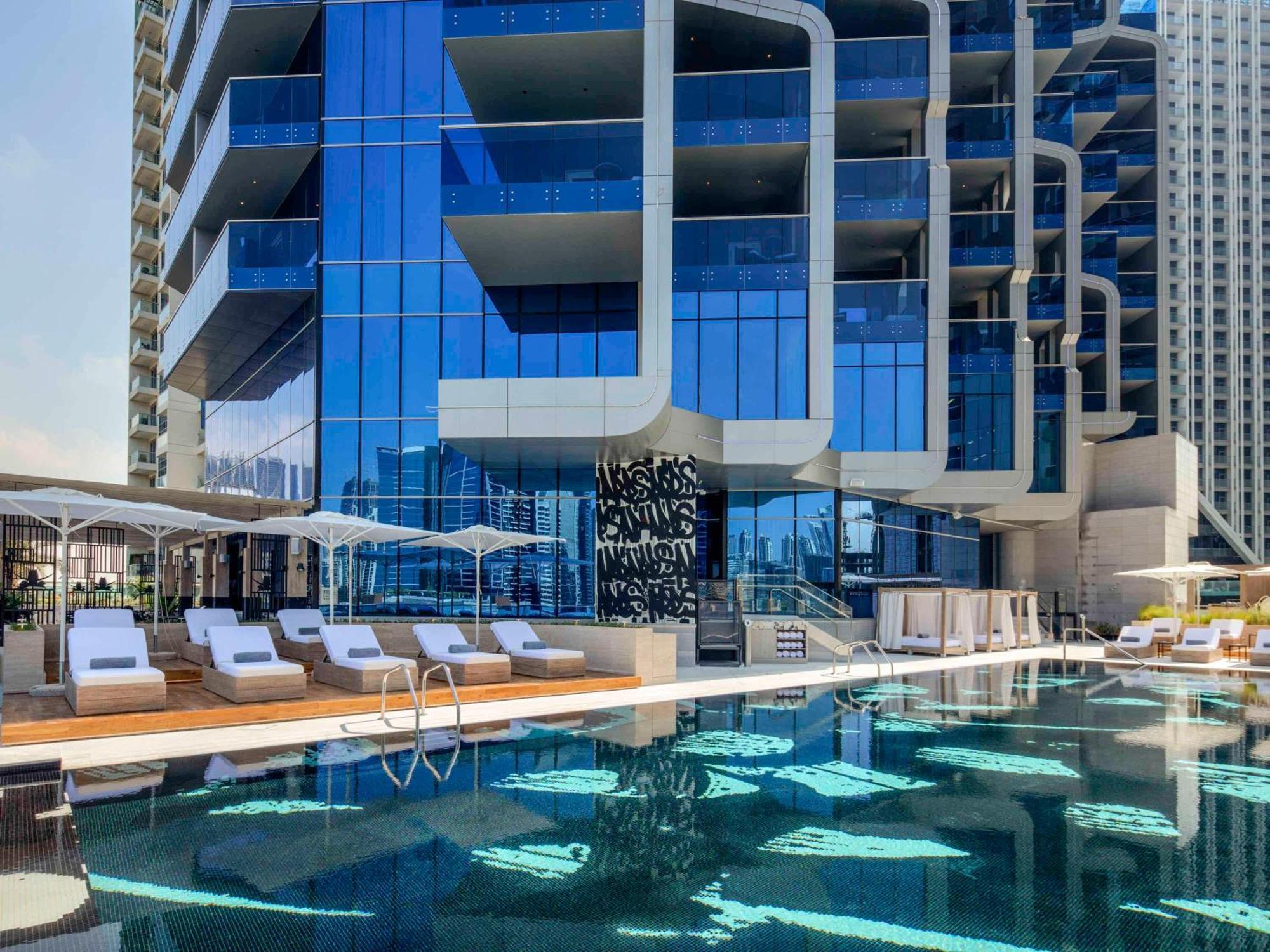 Hyde Hotel دبي المظهر الخارجي الصورة The pool at the SLS